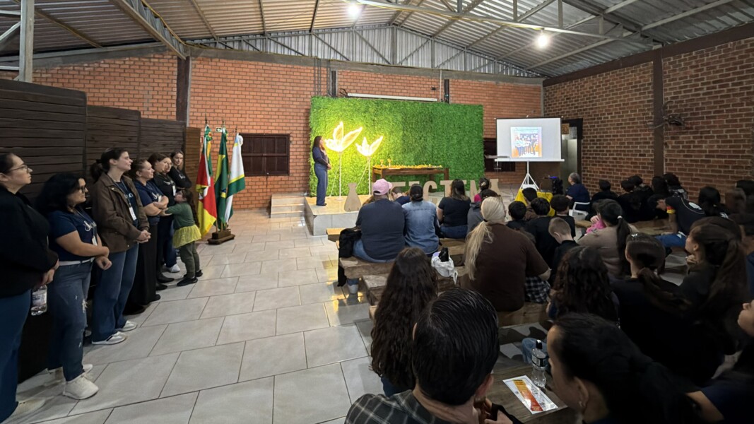 Registros da premiação da FEICTIM, momento de reconhecimento ao conhecimento, à dedicação e à criatividade dos estudantes.