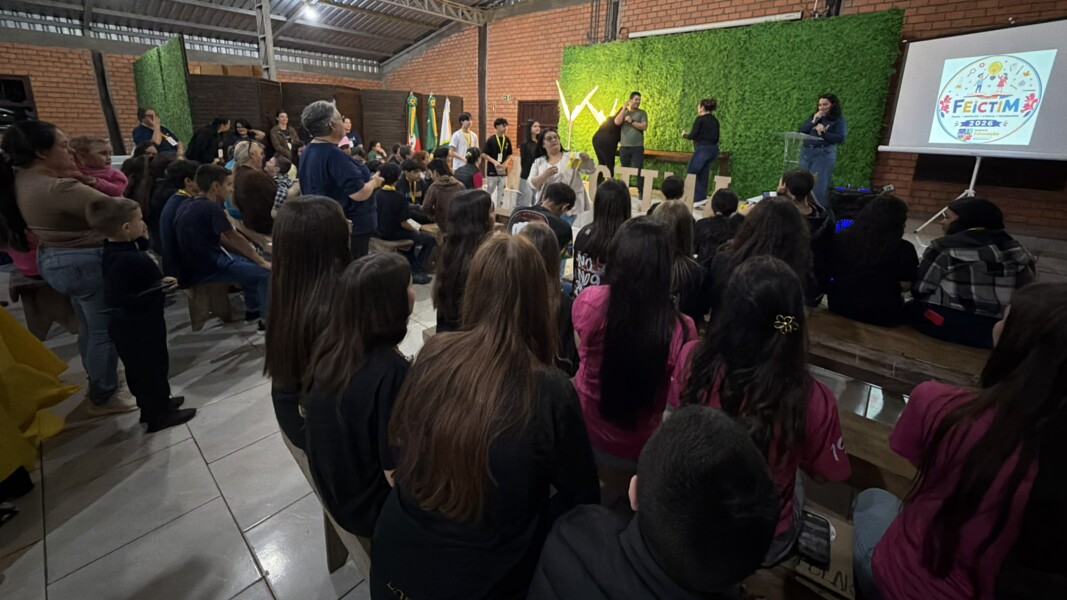 Registros da premiação da FEICTIM, momento de reconhecimento ao conhecimento, à dedicação e à criatividade dos estudantes.